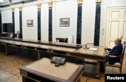 俄罗斯外长拉夫罗夫与俄罗斯总统普京在莫斯科开会。(2022年2月14日)