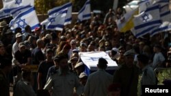 مراسم تشییع جنازه نوآ مارسیانو، نظامی اسرائیلی، در مودین، اسرائیل، پس از کشف جسد او در نزدیکی بیمارستان شفا در جریان عملیات زمینی اسرائیل در غزه، (۲۶ آبان ۱۴۰۲)