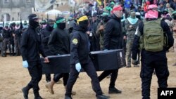 گروه حماس هفتۀ گذشته نیز اجساد چهار گروگان اسراییلی را در تابوت‌های سیاه به مسوولان کمیتۀ بین‌المللی صلیب سرخ تحویل داد (عکس آرشیف)