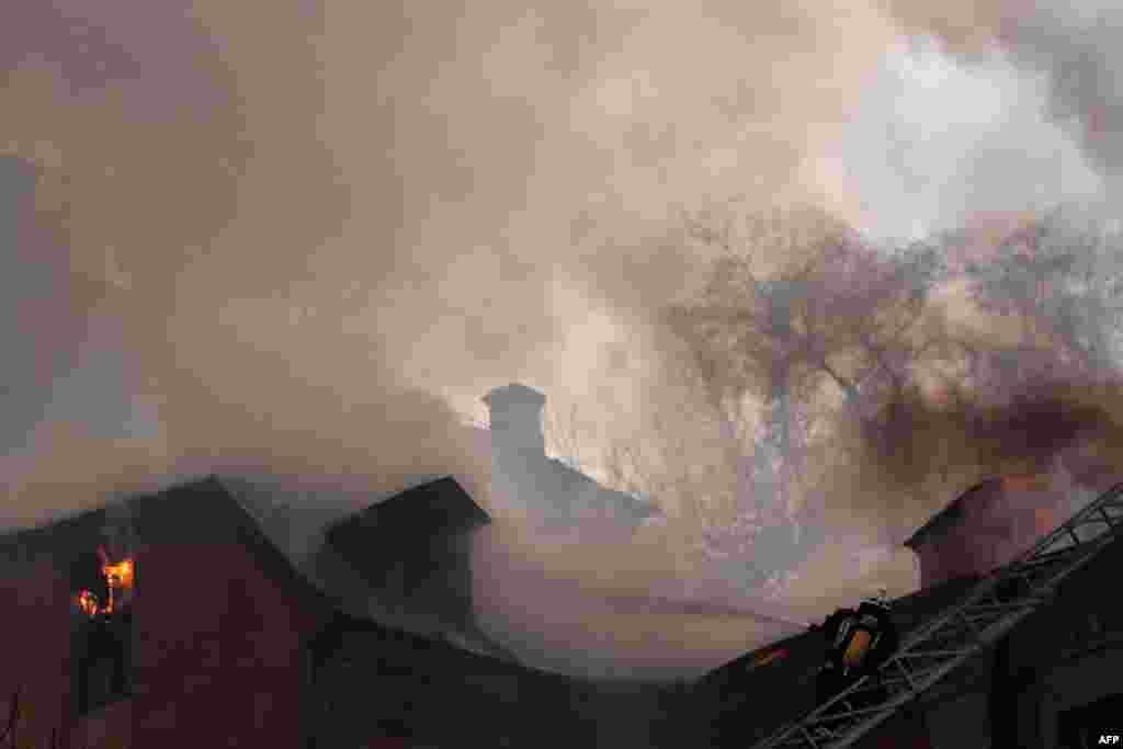 អ្នក​ពន្លត់​អគ្គិភ័យ​ព្យាយាម​ពន្លត់​ភ្លើង​នៅ​អគារ​ប្រវត្តិសាស្រ្ត​មួយ​ដែល​មាន​ទីតាំង​នៅ​ក្នុងសណ្ឋាគារ​ Dnipro កណ្តាល​រដ្ឋធានី Kiev ប្រទេស​អ៊ុយ​ក្រែន។