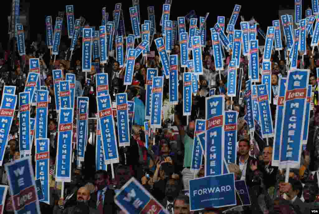 Delegates cheer as First lady Michelle Obama addresses the Democratic National Convention, Charlotte, North Carolina, September 4, 2012. (J. Featherly/VOA) 