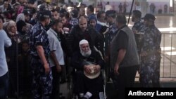 Des Palestiniens attendent en ligne à l’entrée de Rafah à la frontière entre l’Egypte et la Palestine, dans le sud de Gaza, 11 mai 2016.