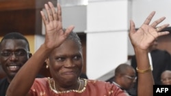 L'ancienne Première dame Simone Gbagbo salue ses partisans lors de son arrivée au palais de Justice, le 9 mai 2016.