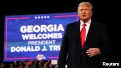 Predsjednik Trump na mitingu za republikanske senatore Davida Perduea i Kelly Loeffler 5. decembra 2020. (Foto: Reuters/Jonathan Ernst) 