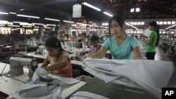 Para pekerja di pabrik garmen di Yangon, Myanmar.