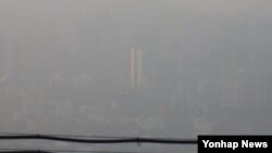 4일 오전 4대문 안 서울 도심이 미세먼지로 뿌옇게 보이는 모습. 기상청은 이날 서쪽 지역을 중심으로 미세먼지 농도가 높을 것으로 전망했다. 