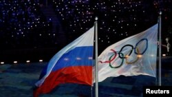 Bendera Rusia berkibar disamping bendera Olimpiade dalam pesta penutupan Olimpiade Musim Dingin di Sochi, Rusia, 23 Februari 2014.