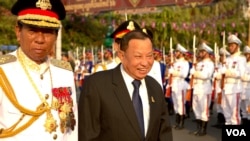 លោក​ឧបនាយករដ្ឋមន្ត្រី ​ទៀ​ បាញ់ រដ្ឋមន្ត្រី​ការពារ​ជាតិ (ឆ្វេង) និង លោក សាយ ឈុំ ប្រធាន​ព្រឹទ្ធសភា​ ក្នុង​អំឡុង​ខួប​ទី​៦៦ នៃ​ទិវា​បុណ្យ​ឯករាជ្យ​ជាតិ​កម្ពុជា​នៅ​រាជធានី​ភ្នំពេញ​កាល​​ពី​ថ្ងៃ​ទី​៩ ខែ​វិច្ឆិកា ឆ្នាំ​២០១៩។ (ហ៊ុល រស្មី/VOA) 