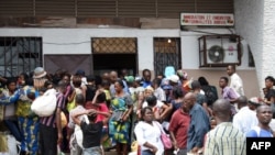 Des ressortissants de la République démocratique du Congo attendent devant le bureau de l'immigration après leur arrivée à Brazzaville, le 5 décembre 2011. 
