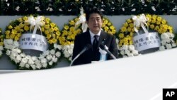 Japanski premijer Šinzo Abe obraća se prisutnima na komemoraciji povodom 70. godišnjice prve upotrebe atomske bombe u Hirošimi, 6. avgusta 2015.