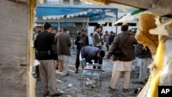 Petugas keamanan Pakistan memeriksa lokasi pemboman bunuh diri di Mardan, Pakistan, 29 Desember 2015. (Foto: dok).