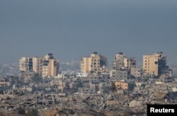 Bangunan-bangunan di Gaza hancur, terlihat dari Israel selatan, di tengah konflik Israel dan Hamas, 22 November 2023. (Foto: REUTERS/Alexander Ermochenko)