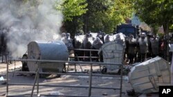 Италијанскиот генерал Анџело Микеле Ристуча, командант на косовските сили на НАТО (КФОР), рече дека тензиите меѓу двете страни остануваат високи поради политичките разлики