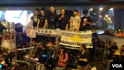罗冠聪(左二)在雨伞运动满月纪念大会上（美国之音海彦拍摄）