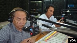 លោក សុខ សំអឿន ប្រធាន អង្គការ​ក្រុម​អ្នក​ច្បាប់​ការពារ​សិទ្ធិ​កម្ពុជា (ឆ្វេង) និង លោក អំ សំអាត ប្រធាន​ផ្នែក​បច្ចេកទេស​ស៊ើបអង្កេត​របស់អង្គការ​សិទ្ធិ​មនុស្ស​​លីកាដូ (ស្តាំ) ចូល​រួម​ពិភាក្សា​អំពី​កំណែ​ទម្រង់​ប្រព័ន្ធ​តុលាការ​​ក្នុង​កម្មវិធី​ហេឡូវីអូអ​ ថ្ងៃ​ទី​២៧ ខែ​មករា ឆ្នាំ​២០១៤។