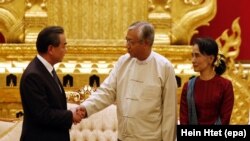 Presiden Myanmar Htin Kyaw (tengah) bersama Menlu China Wang Li, dan Menlu Myanmar Aung San Suu Kyi. Naypyitaw, Myanmar