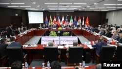 Para menteri perdagangan dan delegasi dari anggota Trans Pacific Partnership (TPP) dalam Pertemuan Tingkat Menteri TPP selama APEC 2017 di Da Nang, Vietnam, 9 November 2017. (REUTERS / Na Son Nguyen)