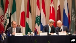 美国国务卿克里（中）与联合国的叙利亚特使德米斯图拉（右）和俄罗斯外长拉夫罗夫在纽约国际支持叙利亚小组召开的会议上。（2016年9月20日）