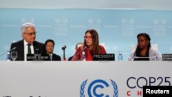 15일 스페인 마드리드에서 열린 유엔 기후변화 총회에서 카롤리나 슈미트 칠레 환경장관이 폐막식을 진행하고 있다. 