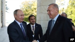 Presiden Rusia Vladimir Putin (kiri) dan Presiden Turki Recep Tayyip Erdogan di rumah kediaman Bocharov Ruchei, di Sochi, Rusia, 22 Oktober 2019. (Foto: dok). 