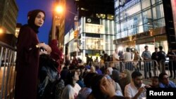 Muslim New York melakukan buka puasa bersama antaragama di luar Trump Tower dalam bulan Ramadan tahun 2017 (foto: dok).