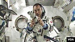 Salah satu dari tiga astronot yang baru mendarat kembali di bumi, Soichi Noguchi dari Jepang.
