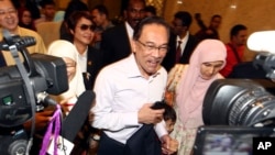 Pemimpin Oposisi Malaysia Anwar Ibrahim (tengah) tiba di pengadilan Putrajaya, Malaysia, 10 Februari 2015. (Foto: dok).