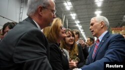 ARSIP - Wapres AS, Mike Pence, menyambut pendukung setelah berpidato mengenai RUU Perawatan Kesehatan Amerika selama kunjungan ke Harshaw-Trane Parts and Distribution Center di Louisville, Kentucky, 11 Maret 2017 (foto: REUTERS/Bryan Woolston)