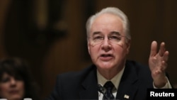 Senator Tom Price dari Georgia bersaksi dalam sidang konfirmasi nominasinya sebagai menteri kesehatan dan layanan kemanusiaan di Capitol Hill di Washington (24/1). (Reuters/Carlos Barria)