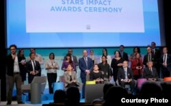 លោក សំលៀង សិលា នាយកប្រចាំប្រទេសនៃអង្គការសកម្មភាពដើម្បីកុមារ (APLE) នៅ​ក្នុង​ចំណោម​អ្នក​ទទួលពានរង្វាន់ Star Impact Award ក្នុងទីក្រុងប៉ារីស កាលពីថ្ងៃទី១២ ខែធ្នូ ឆ្នាំ២០១៥។ (រូបថតផ្តល់ដោយអង្គការ APLE Cambodia)