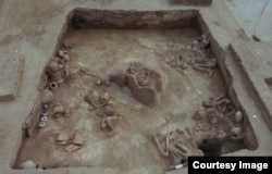 Victims killed by ancient earthquake in Cave dwelling. (Credit: Cai Linhai)