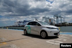 미국 매사추세츠주 보스턴에서 자율주행 기업 누토노미(nuTonomy)가 제작한 자율주행차량이 도로 위를 달리고 있다.