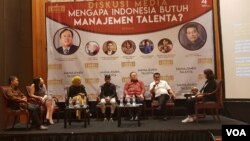 Kepala Staf Kepresidenan Moeldoko, Kepala Bapennas Bambang Brodjonegoro, beserta para talenta/anak muda berbakat Indonesia dalam sebuah acara diskusi pembentukan badan manajemen talenta nasional, di Hotel Aryaduta, Jakarta, Kamis (22/8) (Foto: VOA/Ghita).