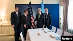 Ukrainian businessman and politician Petro Poroshenko (2nd L) and U.S. Secretary of State Kerry shake hands as Klitschko (L) Arseniy Yatsenyuk look on, Feb. 1, 2014.