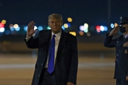 Presiden AS Donald Trump tiba dengan pesawat Air Force One di Bandara Internasional McCarran, Las Vegas, Nevada, AS, 27 Oktober 2020. (REUTERS / Jonathan Ernst)