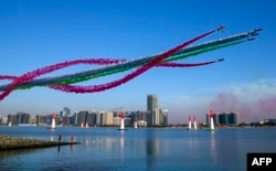 阿联酋首都阿布扎比，上空有飞行表演（2018年2月3日）