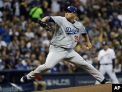 미국 프로야구 로스앤젤레스 다저스의 한국인 투수 류현진이 지난 19일 밀워키에서 열린 브루어스와의 내셔널리그 챔피언전 6차전에서 역투하고 있다.