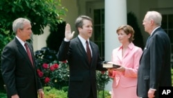 Brett Kavanaugh saat disumpah menjadi hakim Pengadilan Banding Federal di Washington, D.C.