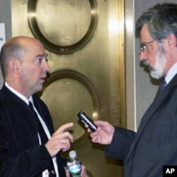 Admiral James Stavridis (L) talks to VOA's Al Pessin (R), 13 Jan 2010
