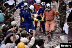 ក្រុម​អ្នក​ជួយ​សង្គ្រោះ​កំពុង​ដឹក​ជញ្ជូន​កម្មករម្នាក់ដែល​នៅ​រស់រាន​មានជីវិត​ពី​ហេតុការណ៍​បាក់​អគារ​នៃ​សំណង់ការដ្ឋានមួយ​កន្លែង​ នៅ​ខេត្ត​ព្រះសីហនុ កាលពី​ថ្ងៃទី២៤ ខែមិថុនា ឆ្នាំ២០១៩។