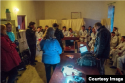 '조선의 그리스도인 벗들' 관계자들이 개성의 간염 치료 병원에서 북한의 의료진에게 새로운 장비를 소개하고 기술을 전수하고 있다. 올해 4월 '조선의 그리스도인 벗들' 소식지에 실린 사진.