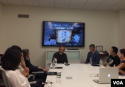 旅美学者王康在会上发言（2017年6月3日，美国之音拍摄）