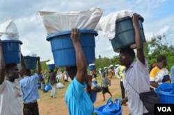 Flood victims in southern district of Phalombe going home with relief aid distributed by Asian Muslim Relief Aid, Jan. 24, 2015 (Photo: L. Masina for VOA)