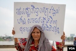 អង្គការ​សង្គម​ស៊ីវិល​ ​ក្រុម​សហជីព និង​សកម្មជន និងប្រជាពលរដ្ឋ​នានា​ ចូលរួម​ប្រារព្ធទិវាសិទ្ធិមនុស្សអន្តរ​ជាតិ១០ធ្នូ ​លើក​ទី៧០, នាទីលាន​ប្រជាធិបតេយ្យ​, នៅរាជធានីភ្នំពេញ​,​ នៅថ្ងៃទី​១០ ខែធ្នូ ឆ្នាំ​២០១៨។ (ខាន់ សុគុំមនោ/ VOA)