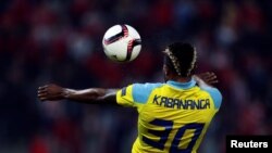 Junior Kabananga d'Astana amortit une balle de poitrine lors d’un match de la ligue européenne de l’UEFA du Groupe B entre Olympiacos et Astana Stade Georgios Karaiskakis, à Pirée, Grèce, 20 octobre 2016.