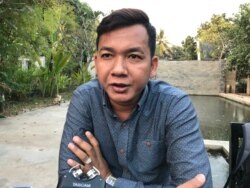 លោកគង់ ប៊ុនថា អតីតបុគ្គលិកនៅភូមិវប្បធម៌កម្ពុជា ផ្តល់បទសម្ភាសន៍ជាមួយវីអូអេក្នុងក្រុងសៀមរាប ថ្ងៃទី១៦ ខែមករា ឆ្នាំ២០២១។ (ហ៊ុល រស្មី/វីអូអេ)