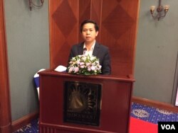 លោក ​តឹក វណ្ណារា​ នាយកប្រតិបត្តិ​វេទិកា​នៃ​អង្គការ​មិនមែន​រដ្ឋាភិបាល​ស្តី​ពី​កម្ពុជា​ ចូលរូម​ក្នុងសិក្ខា​សាលា​ផ្សព្វផ្សាយ​ស្តី​ពី​ការ​បញ្រ្ជាប​ការ​បន្ស៊ាំ​ការ​ប្រែប្រួល​អាកាសធាតុ​ក្នុង​ផែនការ​អភិវឌ្ឍន៍​ និង​កម្មវិធី​វិនិយោគ​ឃុំ-សង្កាត់​កាល​ពី​ព្រឹក​ថ្ងៃ​ចន្ទ ទី​២៨ ខែ​មករា ឆ្នាំ​២០១៩ នៅ​ក្រុង​ភ្នំពេញ។ (ណឹម សុភ័ក្រ្តបញ្ញា/VOA)