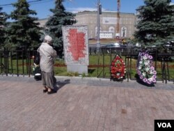 莫斯科市中心前克格勃总部大楼前广场上的显示牌，详细介绍斯大林时代莫斯科市民曾遭受的迫害。