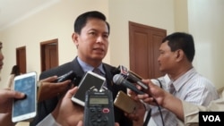 លោក កែវ ពិសិដ្ឋ តំណាងរាស្ត្រ និង​ជា​នាយក​ខុទ្ទកាល័យ​លោក ហេង សំរិន ថ្លែងទៅ​កាន់​ក្រុម​អ្នក​សារព័ត៌មាន​ក្រោយ​ជំនួប​ថ្នាក់​ដឹកនាំ​សភា​នៃ​ប្រទេស​ទាំង​ពីរ កាលពី​ថ្ងៃទី​៣១ ខែមីនា ឆ្នាំ២០១៧។ (អ៊ិត សូធឿត/VOA)