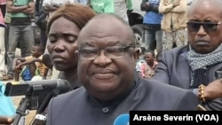 Le Haut-commissaire Euloge Landry Kolelas s'adressant aux populations de Loulombo, au Congo-Brazzaville, le 4 août 2019. (VOA/Arsène Severin)